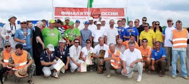 Участники финала Кубка России по карпфишингу на Ассоколайском пруду с призами и наградами