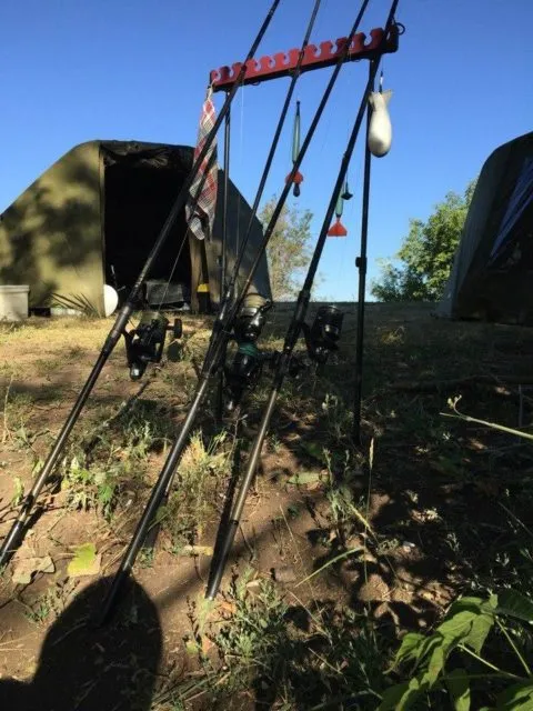 Подставка для карповых удилищ с rod pod и сигнализатори поклевки на рыболовной сессии