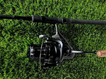 Карповая катушка Okuma Custom Black CB-80 на удилище, обзор снасти для карпфишинга