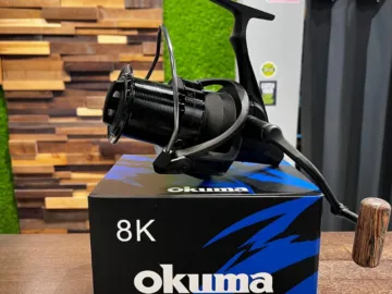 Карповая катушка Okuma 8K на фирменной упаковке для обзора снаряжения карпфишинга