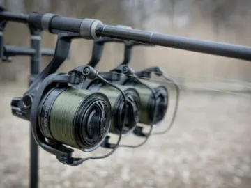 Карповые катушки Okuma Obsidian с зеленой плетенкой на род поде для ловли карпа