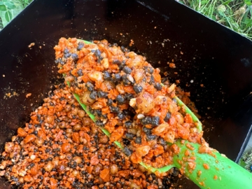 Готовый спод-микс с коноплей и кукурузой в лопате для прикормки карпа